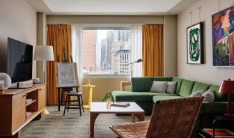Day use suite´s workspace and lounge area at Romer Hell's Kitchen.