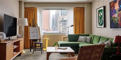 Day use suite´s workspace and lounge area at Romer Hell's Kitchen.
