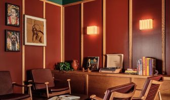 Lounge area perfect for coworking at Romer Hell's Kitchen.
