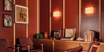 Lounge area perfect for coworking at Romer Hell's Kitchen.