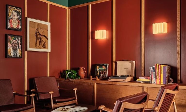 Lounge area perfect for coworking at Romer Hell's Kitchen.