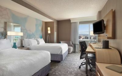 Day use twin room with work desk at Sonesta Emeryville Oakland.