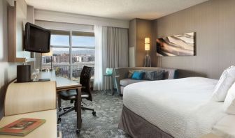 Day use room's workspace and lounge area at Sonesta Emeryville Oakland.