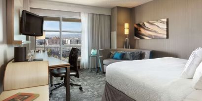 Day use room's workspace and lounge area at Sonesta Emeryville Oakland.