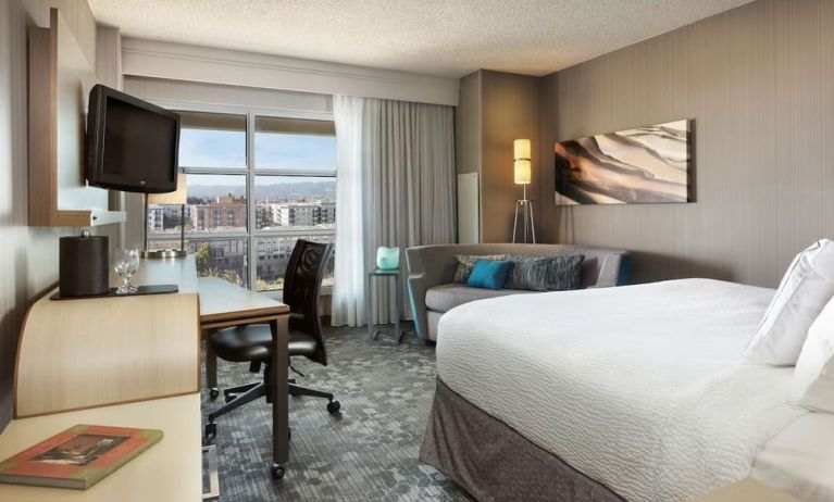 Day use room's workspace and lounge area at Sonesta Emeryville Oakland.
