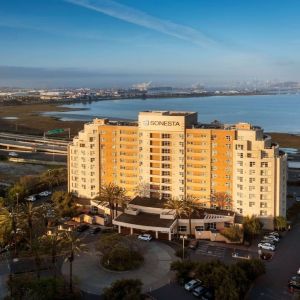 Exterior and parking area at Sonesta Emeryville Oakland.