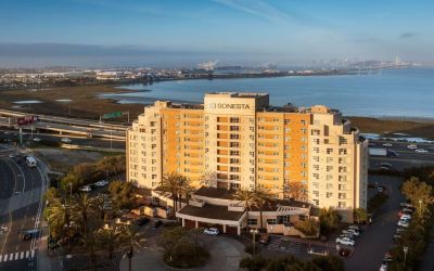 Exterior and parking area at Sonesta Emeryville Oakland.