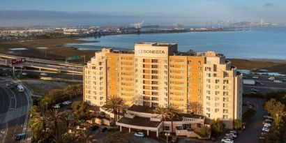Exterior and parking area at Sonesta Emeryville Oakland.