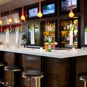On-site bar and lounge area at Sonesta Emeryville Oakland.