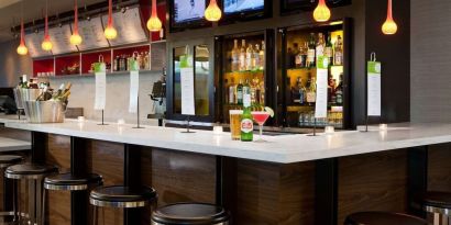 On-site bar and lounge area at Sonesta Emeryville Oakland.
