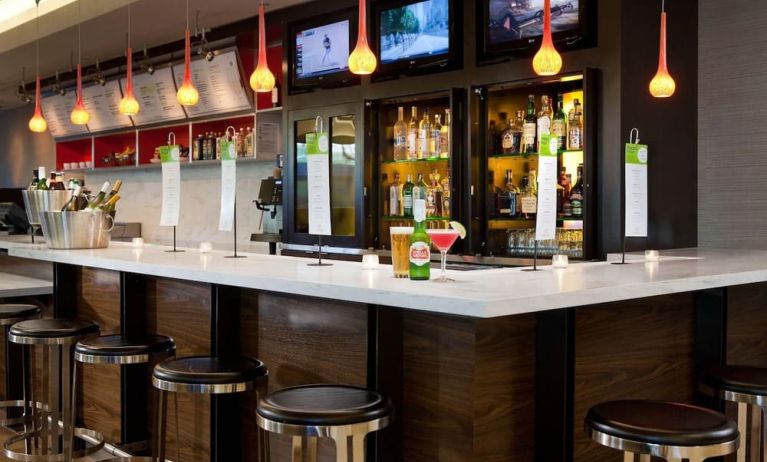 On-site bar and lounge area at Sonesta Emeryville Oakland.