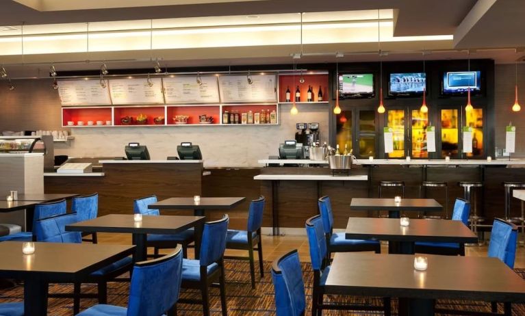 Dining area at Sonesta Emeryville Oakland
.