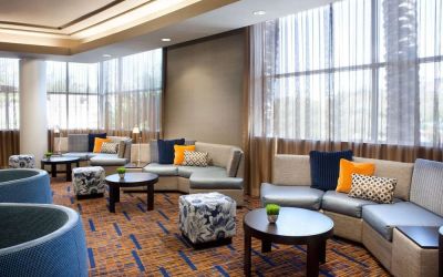 Lobby lounge and workspace at Sonesta Emeryville Oakland.