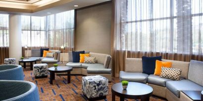 Lobby lounge and workspace at Sonesta Emeryville Oakland.