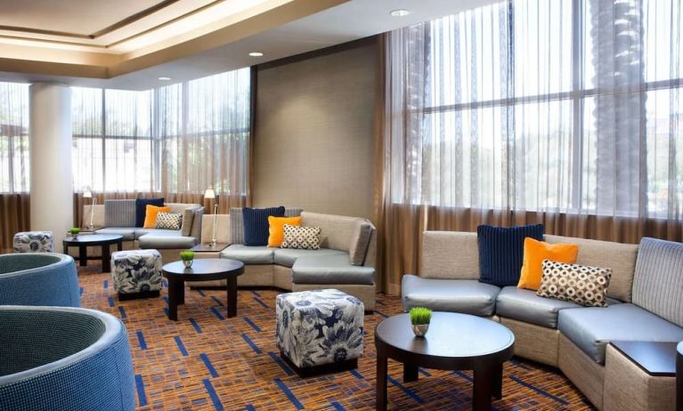 Lobby lounge and workspace at Sonesta Emeryville Oakland.