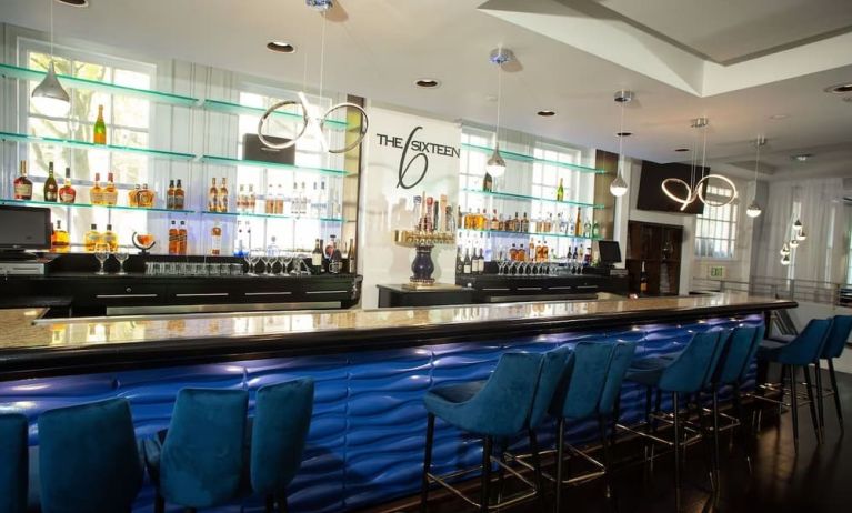 On-site bar with lounge area at Hampton Inn & Suites Birmingham-Downtown-Tutwiler.