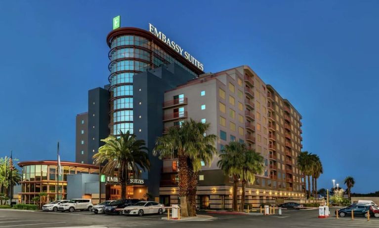Exterior view and parking area at Embassy Suites By Hilton Convention Center Las Vegas.