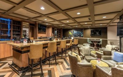 Dining area with lounge seating at Hilton Baton Rouge Capitol Center.