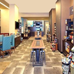 Breakfast area perfect for coworking at Hilton Garden Inn New York/West 35th Street.
