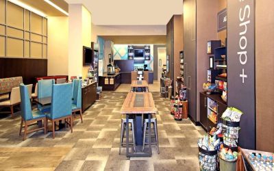 Breakfast area perfect for coworking at Hilton Garden Inn New York/West 35th Street.
