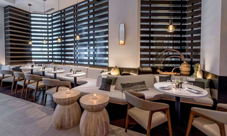 Dining area perfect for coworking at Hilton New York Fashion District.