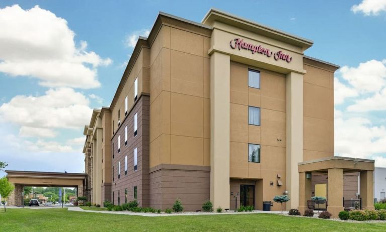 Exterior and parking area at Hampton Inn Iowa City/University Area.