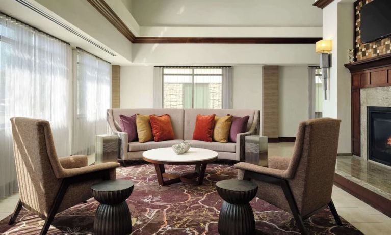 Lobby lounge area with comfortable seating, perfect for coworking at Homewood Suites By Hilton Shreveport / Bossier City, LA.