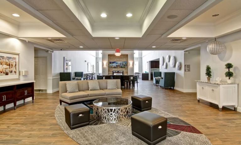 Lobby lounge ar Homewood Suites By Hilton Newark-Cranford.