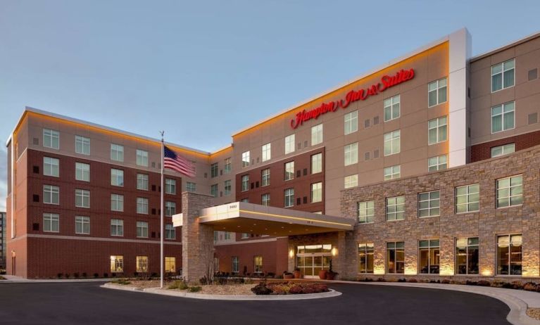 Exterior view of Hampton Inn & Suites Rosemont Chicago O'Hare.