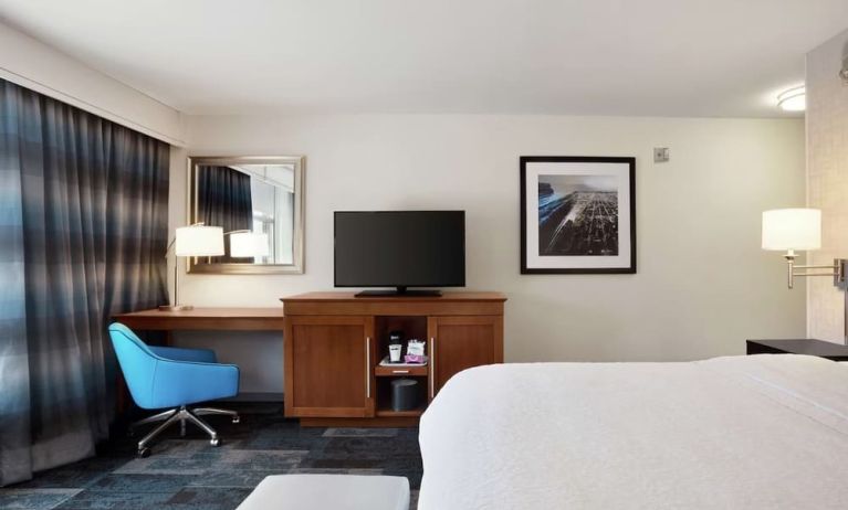 Day use room' workspace at Hampton Inn & Suites Rosemont Chicago O'Hare.