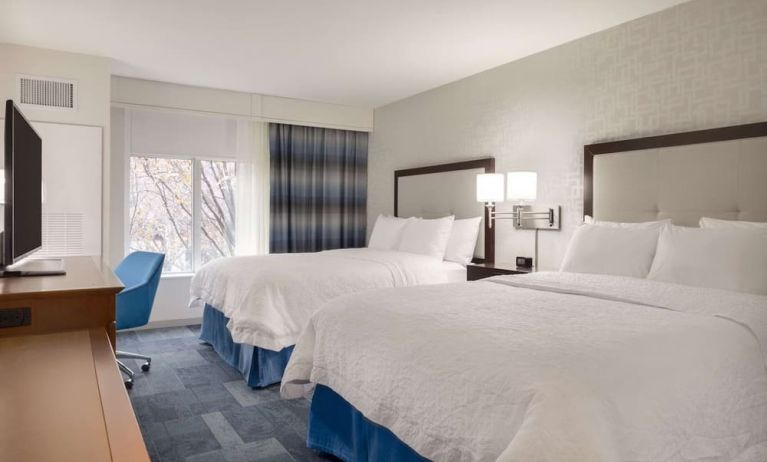 Day use twin room with work desk at Hampton Inn & Suites Rosemont Chicago O'Hare.