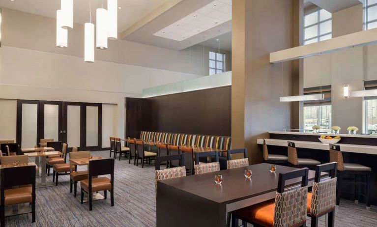 Dining area at Hampton Inn & Suites Rosemont Chicago O'Hare.