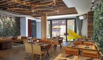 Dining area perfect for coworking at Royalton Park Avenue.