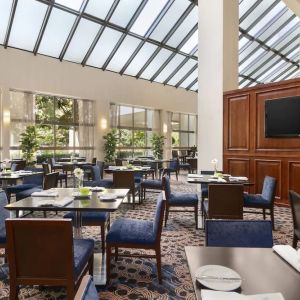 Dining area perfect for coworking at Embassy Suites By Hilton Santa Clara Silicon Valley.