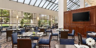 Dining area perfect for coworking at Embassy Suites By Hilton Santa Clara Silicon Valley.