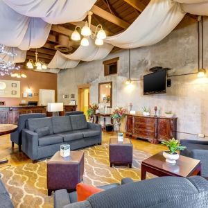 Lobby and coworking space at Comfort Inn Pomona Near Fairplex.