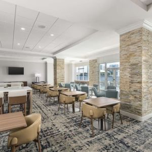 Dining area and coworking space at Homewood Suites By Hilton Miami Airport-Blue Lagoon.
