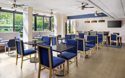 Dining and coworking space at Hampton Inn Ft. Lauderdale-Cypress Creek.