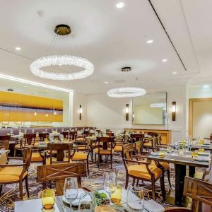 Dining area perfect for coworking at Hilton Los Angeles Airport.