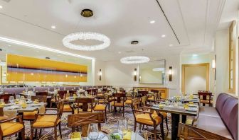 Dining area perfect for coworking at Hilton Los Angeles Airport.