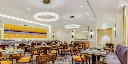 Dining area perfect for coworking at Hilton Los Angeles Airport.