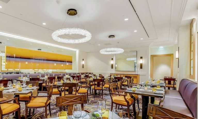 Dining area perfect for coworking at Hilton Los Angeles Airport.