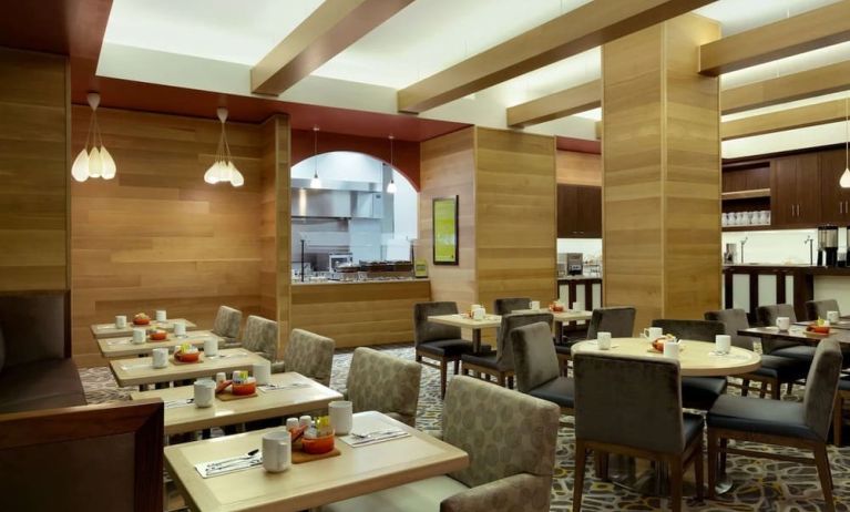 Dining area at Hilton Garden Inn New York/Manhattan-Midtown East.