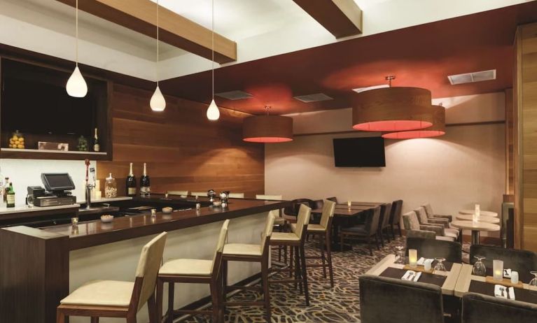 On-site bar with comfortable seating at Hilton Garden Inn New York/Manhattan-Midtown East.