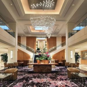 Lobby lounge area and workspace at Hilton Los Angeles Airport.