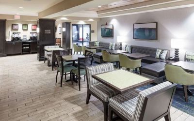 On-site restaurant at Hampton Inn & Suites Gainesville-Downtown.