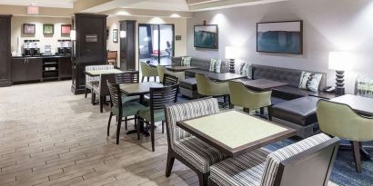 On-site restaurant at Hampton Inn & Suites Gainesville-Downtown.