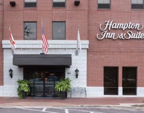 Entrance at Hampton Inn & Suites Gainesville-Downtown. 