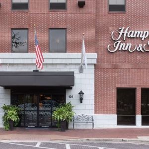 Entrance at Hampton Inn & Suites Gainesville-Downtown. 