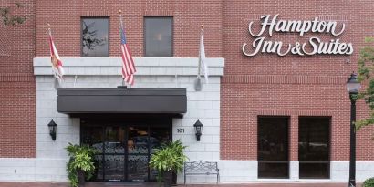 Entrance at Hampton Inn & Suites Gainesville-Downtown. 